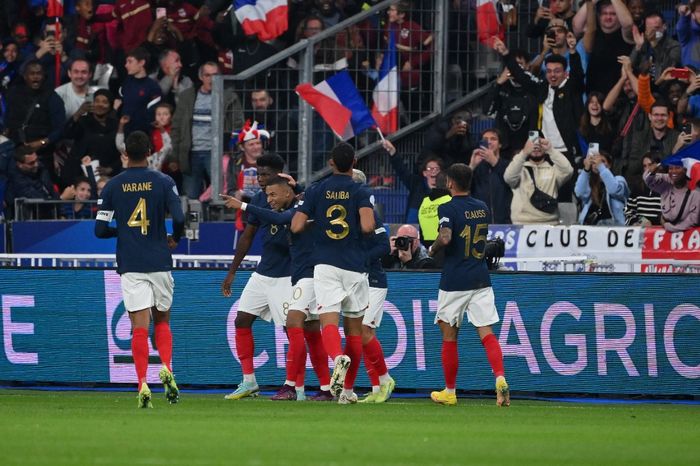 Para pemain timnas Prancis merayakan gol Kylian Mbappe ke gawang timnas Austria dalam laga Liga A Grup 1 UEFA Nations League di Stadion Stade de France, Kamis (22/9/2022).