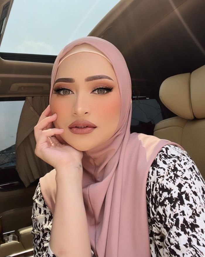 Nathalie Holscher tampil dengan wajah mulus tak berpori hasil filter
