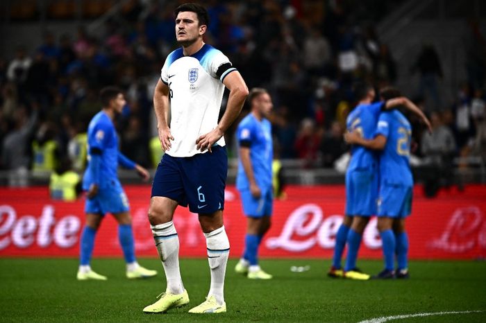 Ekspresi bek timnas Inggris, Harry Maguire, seusai timnas Italia mencetak gol dalam laga Liga A Grup 3 UEFA Nations League di Stadion San Siro, Jumat (23/9/2022).