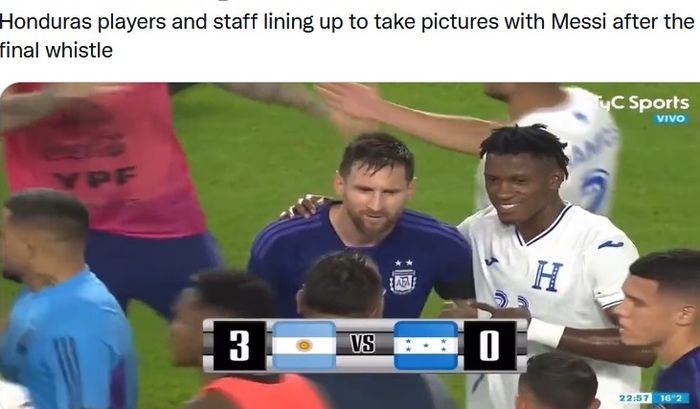 Lionel Messi saat diajak selfie oleh pemain Honduras.