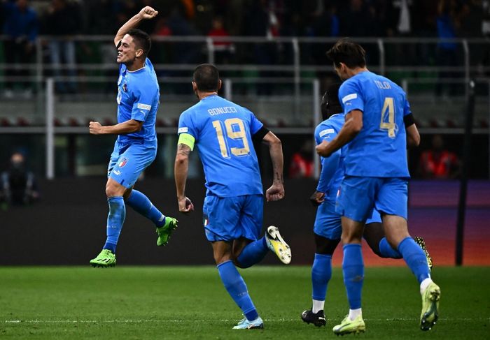 Striker timnas Italia, Giacomo Raspadori, merayakan gol ke gawang timnas Inggris dalam laga Liga A Grup 3 UEFA Nations League di Stadion San Siro, Jumat (23/9/2022).