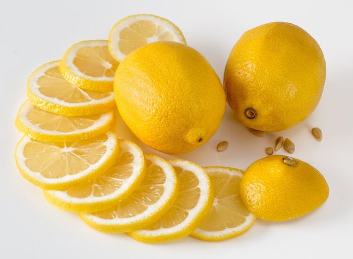 Menggosokan lemon ke kamar mandi bisa bikin kamar mandi jadi bebas bau.