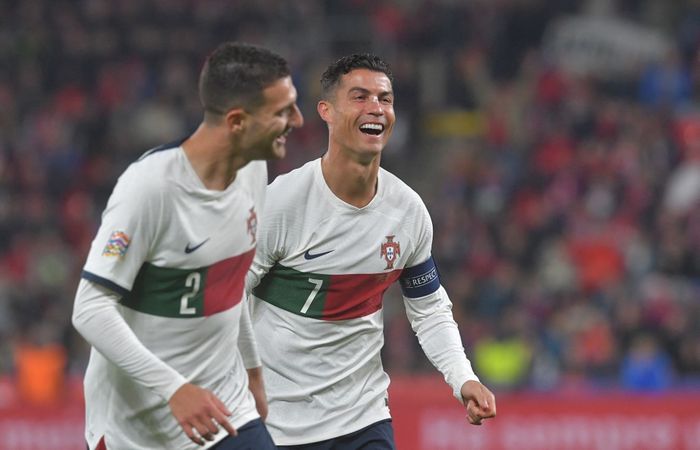 Diogo Dalot merayakan gol bareng Cristiano Ronaldo dalam laga kelima Liga A Grup 2 UEFA Nations League, timnas Republik Ceska vs timnas Portugal, di Stadion Fortuna Arena, Sabtu (24/9/2022).