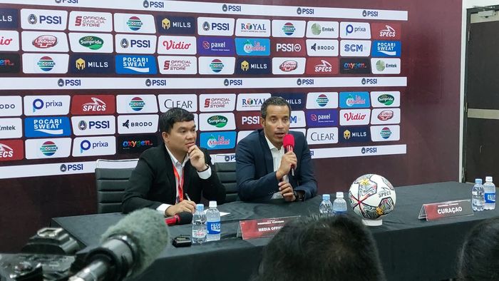 Pelatih Curacao, Remko Bicentini dalam jumpa pers seusai takluk dari timnas Indonesia dalam laga FIFA Mactchday di Stadion Gelora Bandung Lautan Api (GBLA), Sabtu (24/9/2022).