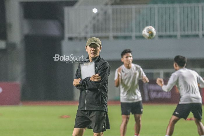 Pelatih timnas Indonesia, Shin Tae-yong, sedang memantau para pemainnya bertanding di Stadion Pakansari, Bogor, Jawa Barat, 26 September 2022.