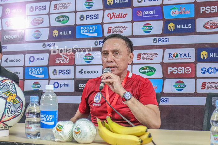 Ketua Umum PSSI, Mochamad Iriawan, sedang memberikan keterangan kepada awak media di Stadion Pakansari, Bogor, Jawa Barat, 27 September 2022.