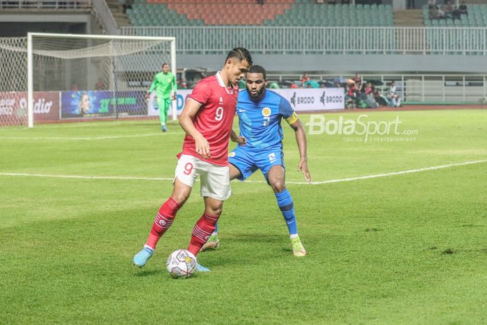 Striker timnas Indonesia, Dimas Drajad (kiri), sedang menguasai bola dan dibayangi salah satu pemain timnas Curacao di Stadion Pakansari, Bogor, Jawa Barat, 27 September 2022.