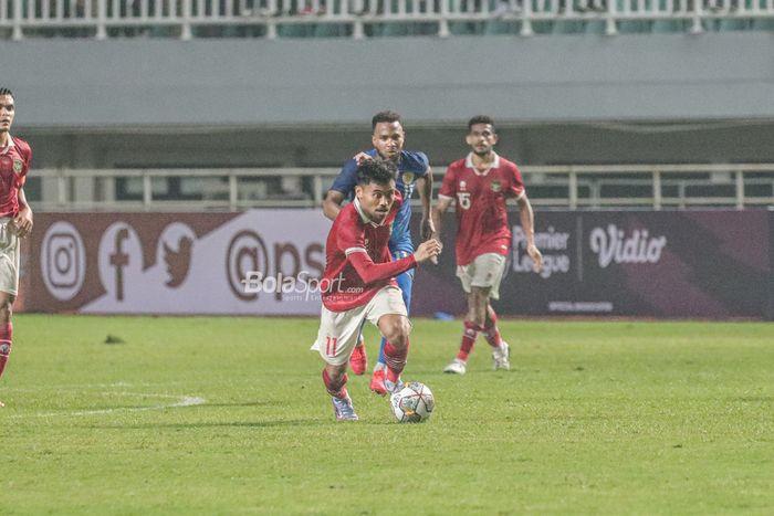 Pemain timnas Indonesia, Saddil Ramdani (depan), sedang menguasai bola ketika bertanding di Stadion Pakansari, Bogor, Jawa Barat, 27 September 2022.