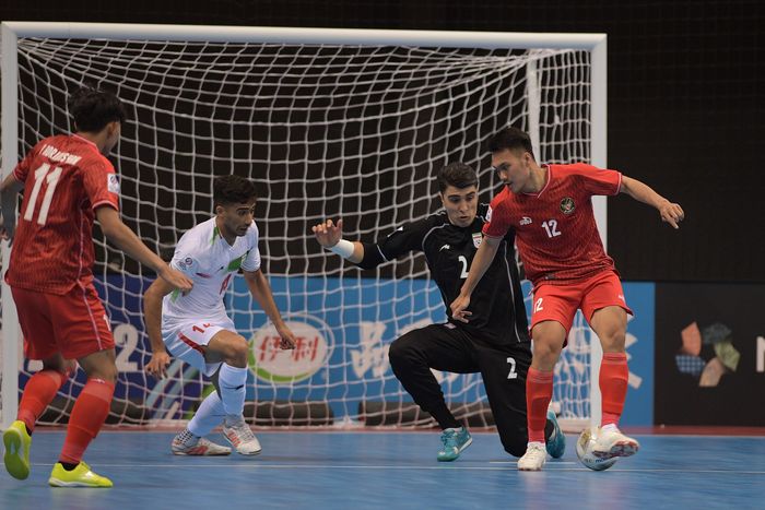 Aksi Pivot timnas futsal Indonesia, Samuel Eko saat melawan Iran di laga pembuka Piala Asia Futsal 2022