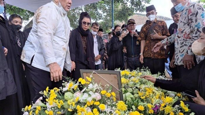 Potret Mayangsari di prosesi pemakaman ibunya Hajah Larasatun