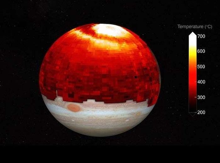 Una vista de la temperatura de la atmósfera superior del planeta Júpiter, 1000 kilómetros por encima de las nubes. En este retrato, la región auroral (cerca del polo norte, en amarillo/blanco) parece haber desatado una gran ola de calentamiento a escala planetaria hacia el ecuador. Esta característica tiene más de 130.000 kilómetros de largo, o 10 Tierras de diámetro, y cientos de grados más cálida que su fondo.
