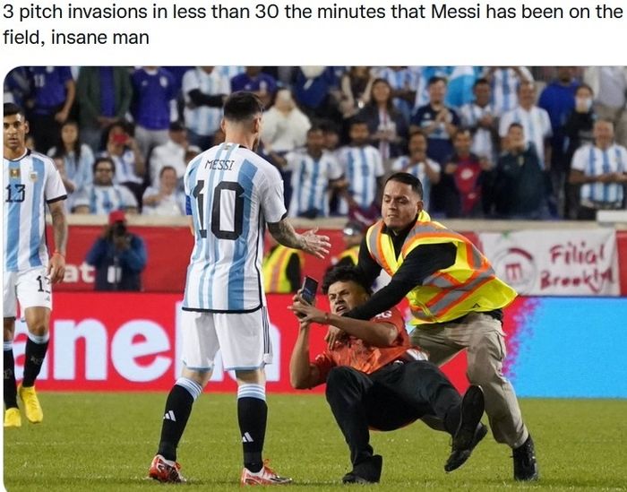 Lionel Messi bertemu seorang penyusup lapangan dalam laga uji coba Argentina vs Jamaika, Rabu (28/9/2022).