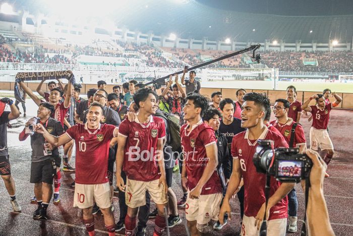 Sejumlah pemain timnas Indonesia nampak bergembira seusai menang atas timnas Curacao 2-1 di Stadion Pakansari, Bogor, Jawa Barat, 27 September 2022.