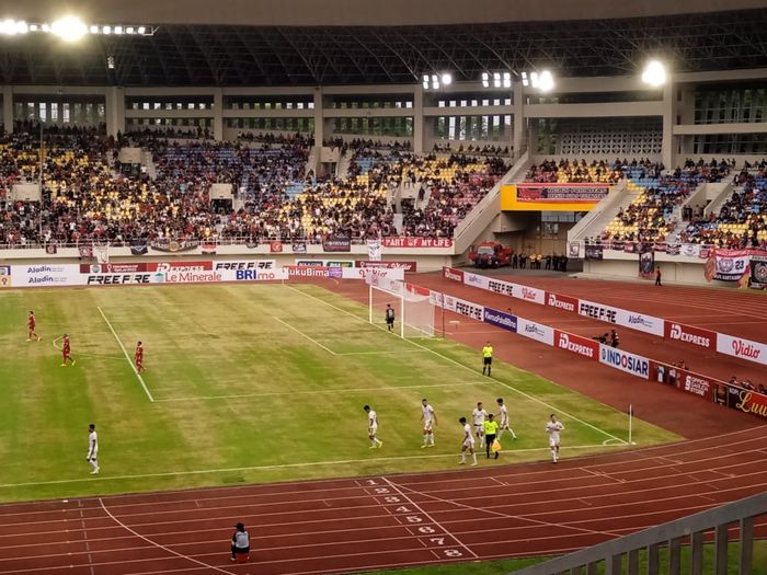 Suasana pertandingan laga ke-11 Liga 1 2022-2023 antara Persis Solo melawan PSM Makassar di Stadion Manahan, Solo, Kamis (29/9/2022).