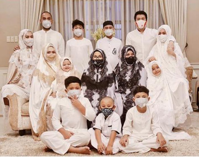 Keluarga artis dengan adik ipar konglomerat tajir