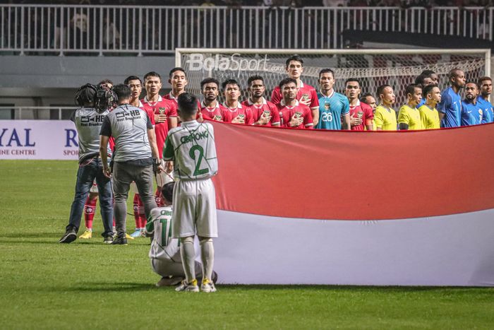 Skuat timnas Indonesia/skuad timnas Indonesia sedang menyanyikan lagu kebangsaan saat bertanding di Stadion Pakansari, Bogor, Jawa Barat, 27 September 2022.