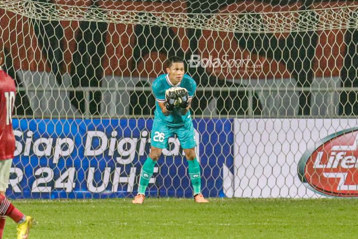 Kiper timnas Indonesia, Syahrul Trisna Fadilla, sedang menangkap bola ketika bertanding di Stadion Pakansari, Bogor, Jawa Barat, 27 September 2022.