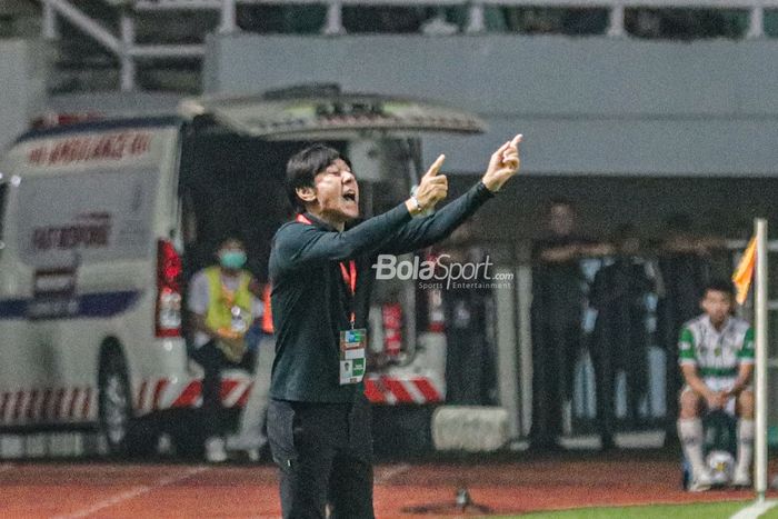 Pelatih timnas Indonesia, Shin Tae-yong, nampak sedang memberikan intruksi kepada para pemainnya saat bertanding di Stadion Pakansari, Bogor, Jawa Barat, 27 September 2022.