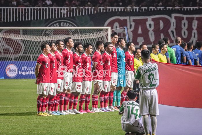 Skuat timnas Indonesia/skuad timnas Indonesia nampal sedang berbaris jelang bertanding di Stadion Pakansari, Bogor, Jawa Barat, 27 September 2022.
