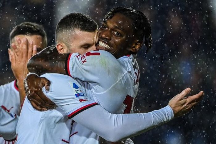 Ante Rebic dan Rafael Leao berpelukan merayakan gol AC Milan ke gawang Empoli dalam lanjutan Liga Italia (1/10/2022).