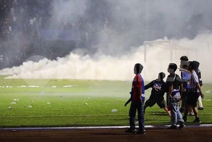 Inilah  7 fakta terkini kerusuhan di Stadion Kanjuruhan Malang yang ikut diliput media asing. Foto ratusan jenazah di lantai bikin syok.