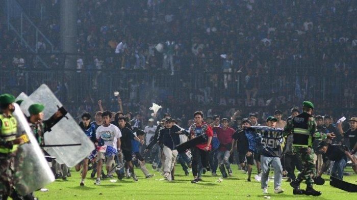 Media sosial geger usai laga Arema FC vs Persebaya Surabaya berakhir ricuh hingga disebut telan 127 korban jiwa