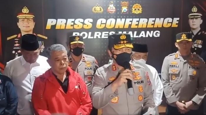  Kapolda Jawa Timur, Irjen Pol Nico Afina menjelaskan kronologi terjadinya kerusuhan di Stadion Kanjuruhan dalam konferensi pers di Malang, pada Minggu (2/10/2022) dini hari WIB.