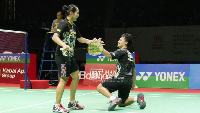 Pasangan ganda campuran, Akbar Bintang Cahyono/Marsheilla Gischa Islami, merayakan kemenangan mereka pada final Indonesia International Challenge 2022 di GOR Amongrogo, Yogyakarta, 2 Oktober 2022.