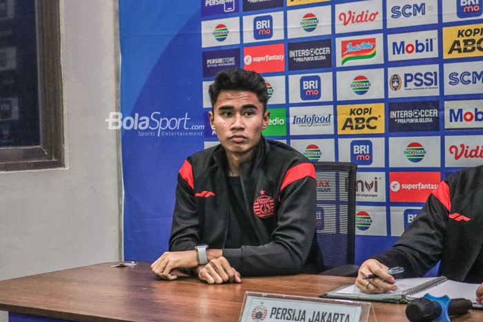 Bek Persija Jakarta, Muhammad Ferarri, nampak hadir dalam sesi jumpa pers pada 1 Oktober 2022.