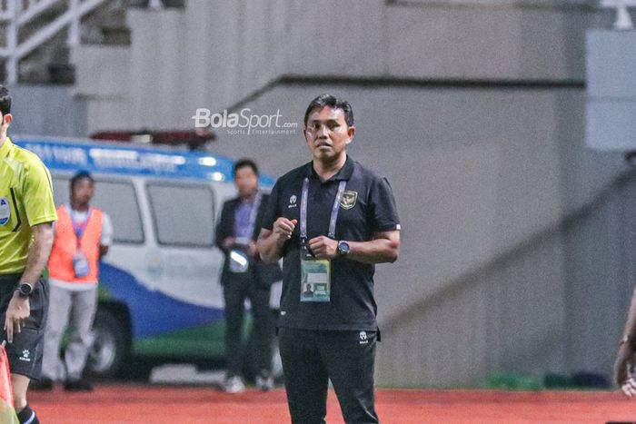 Pelatih timnas U-17 Indonesia, Bima Sakti, sedang memantau para pemainnya dalam laga pekan pertama grup B Kualifikasi Piala Asia U-17 2023 di Stadion Pakansari, Bogor, Jawa Barat, 3 Oktober 2022.