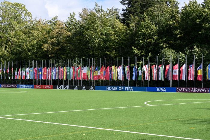 Pengibaran bendera setengah tiang para negara anggota yang dilakukan di markas besar FIFA, Zurich, Swiss, sebagai bentuk penghormatan para korban Tragedi Kanjuruhan.