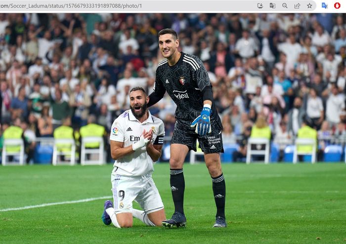 Ekspresi Karim Benzema usai dilanggar David Garcia di dalam kotak penalti dalam pertandingan antara Real Madrid dan Osasuna pada pekan ketujuh Liga Spanyol 2022-2023 di Stadion Santiago Bernabeu, Minggu (2/10/2022).