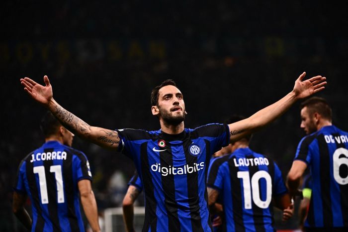 Gelandang Inter Milan, Hakan Calhanoglu, merayakan gol ke gawang Barcelona dalam laga Grup C Liga Champions di Stadion Giuseppe Meazza, Selasa (4/10/2022).