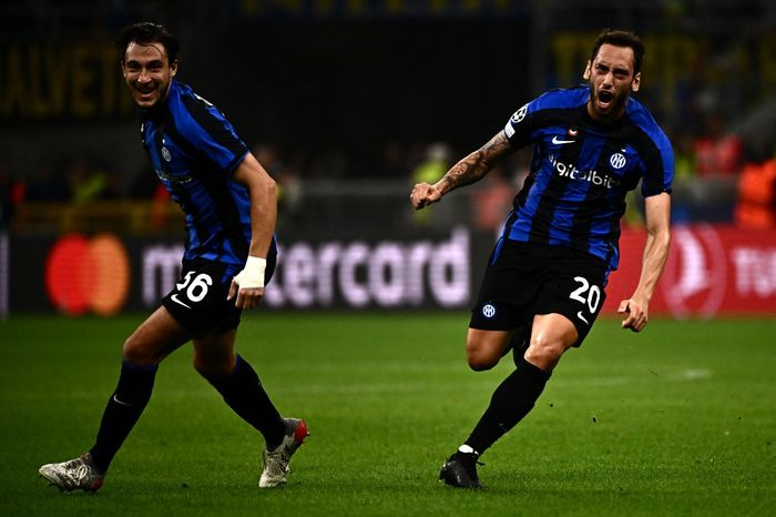 Gelandang Inter Milan, Hakan Calhanoglu, merayakan gol ke gawang Barcelona dalam laga Grup C Liga Champions di Stadion Giuseppe Meazza, Selasa (4/10/2022).