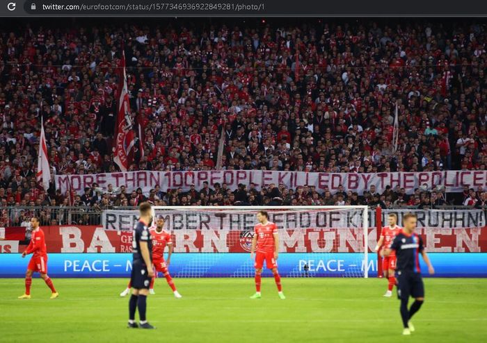 Spanduk suporter Bayern Muenchen untuk korban Kanjuruhan