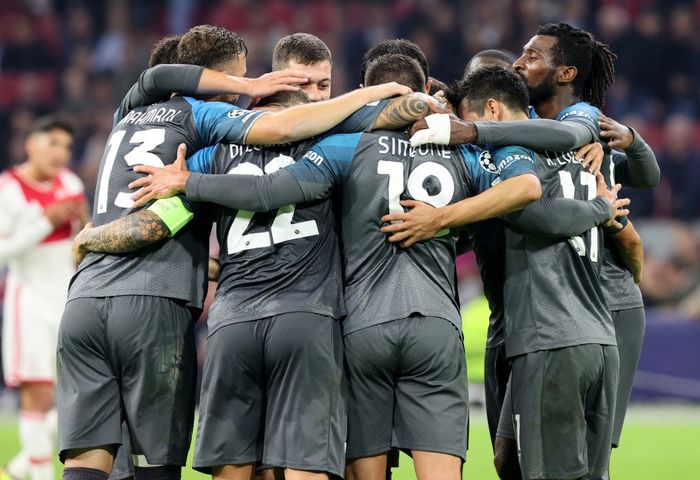Para pemain Napoli merayakan gol ke gawang Ajax dalam partai Liga Champions di Johan Cruyff Arena, Amsterdam (4/10/2022).