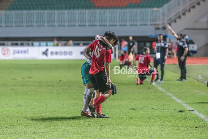 Pemain timnas U-17 Palestina, Mohammed Zoghayyer (kanan), sedang membantu salah satu pemain timnas U-17 Indonesia berjalan dalam laga Kualifikasi Piala Asia U-17 2022 di Stadion Pakansari, Bogor, Jawa Barat , 7 Oktober 2022.
