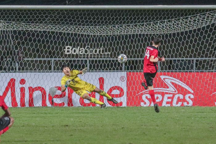 Kiper timnas U-17 Indonesia, Andrika Fathir Rachman, sedang berusaha menghalau bola dalam laga Kualifikasi Piala Asia U-17 2022 di Stadion Pakansari, Bogor, Jawa Barat , 7 Oktober 2022.
