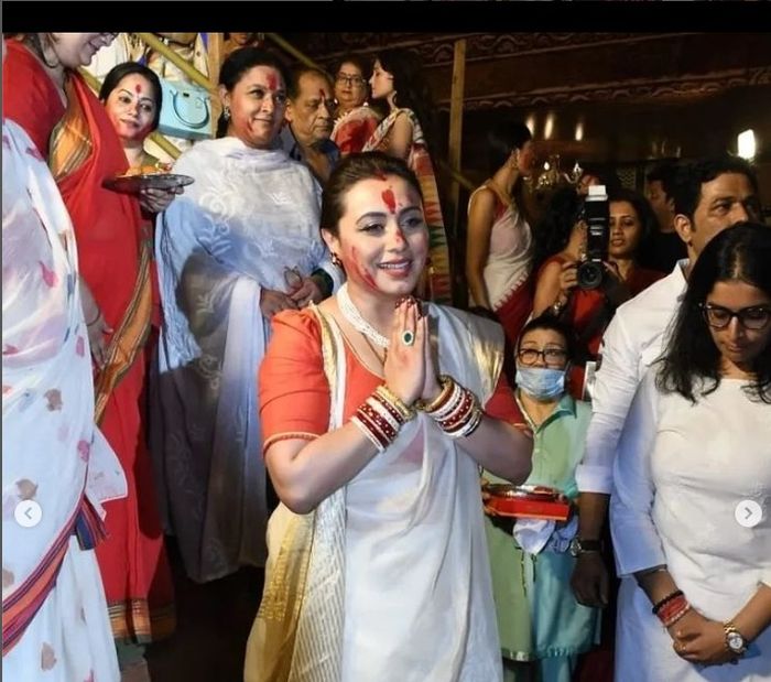 Penampilan Cantik Memukau Kajol dan Rani Mukerji di Acara Durga Puja