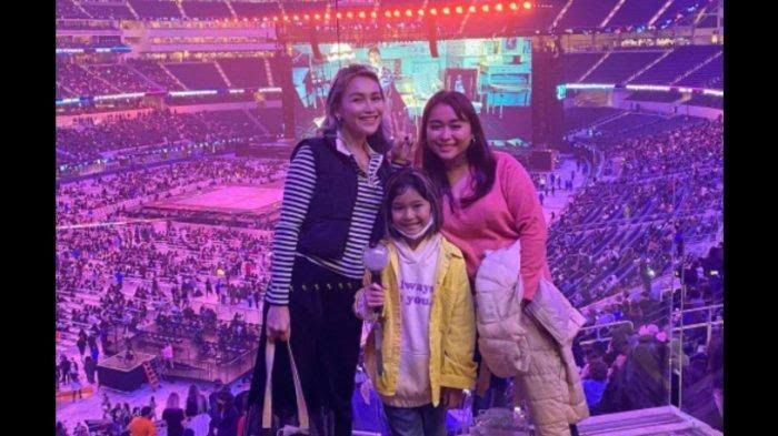 Ayu Ting Ting dan Bilqis menonton konser BTS
