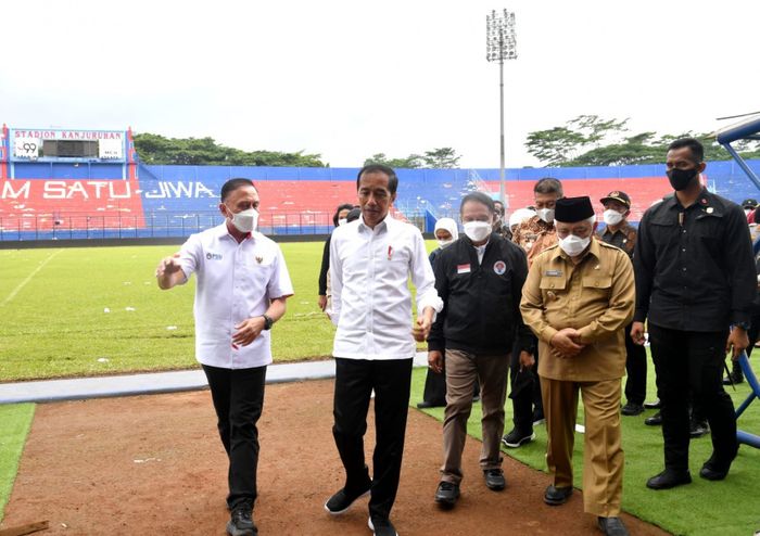 Presiden RI, Joko Widodo saat mengunjungi Stadion Kanjuruhan, Malang didampingi oleh Menpora, Zainudin Amali bersama Ketua Umum PSSI, Mochamad Iriawan.