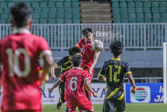 Bek timnas U-17 Indonesia, Sulthan Zaky Pramana (kanan), tampak akan menyundul bola saat bertanding dalam laga Kualifikasi Piala Asia U-17 2023 di Stadion Pakansari, Bogor, Jawa Barat, 9 Oktober 2022.