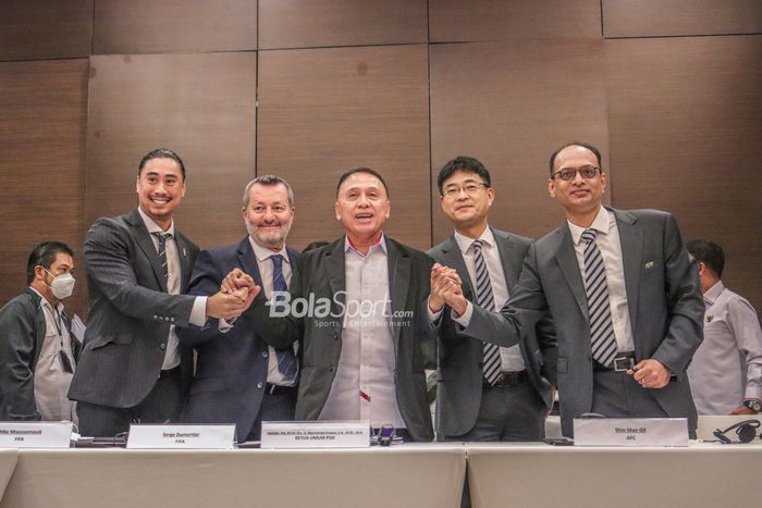 Ketua Umum PSSI, Mochamad Iriawan, tampak sedang foto bersama dengan perwakilan FIFA dan AFC di Hotel Fairmont, Jakarta, 13 Oktober 2022.