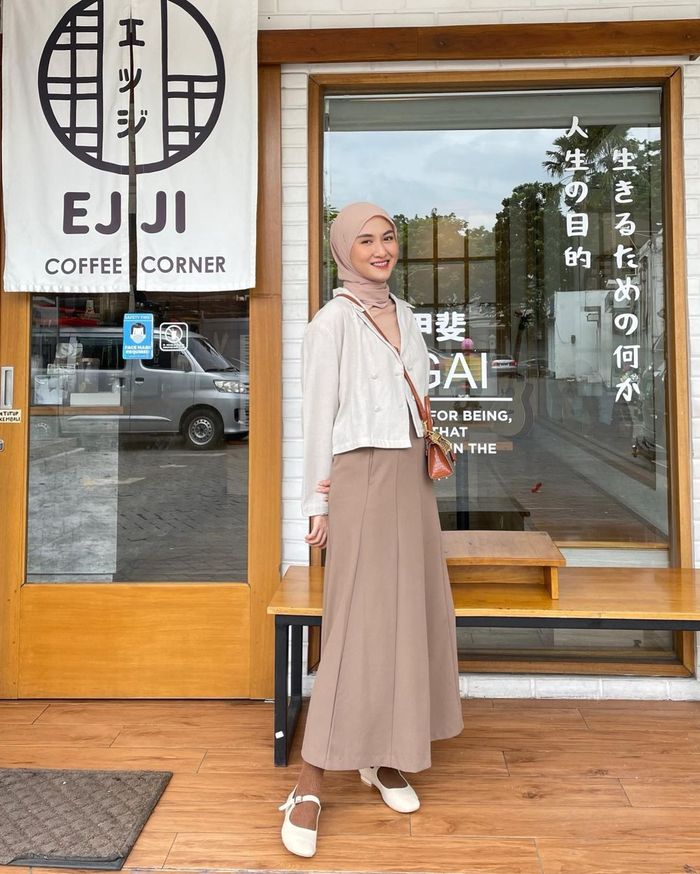 Ide Outfit Hijab Earth Tone untuk Nongkrong di Coffee Shop ala Inas