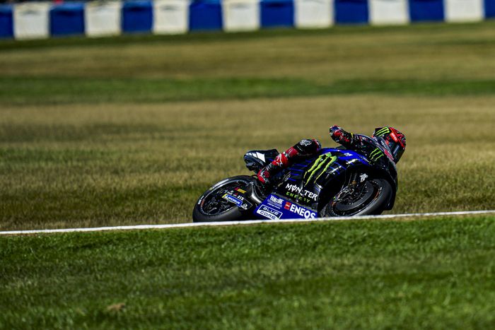 Aksi pembalap Monster Energy Yamaha, Fabio Quartararo, dalam latihan bebas MotoGP Australia di Sirkuit Phillip Island, Australia, 14 Oktober 2022.
