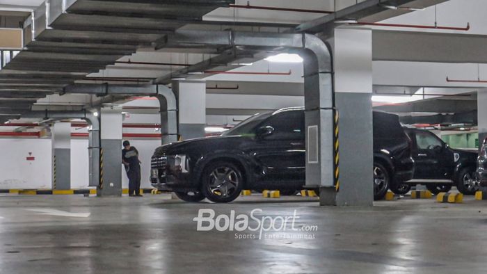 Mobil Mochamad Iriawan tampak terparkir di basement Kantor PSSI, Senayan, Jakarta, 14 Oktober 2022.