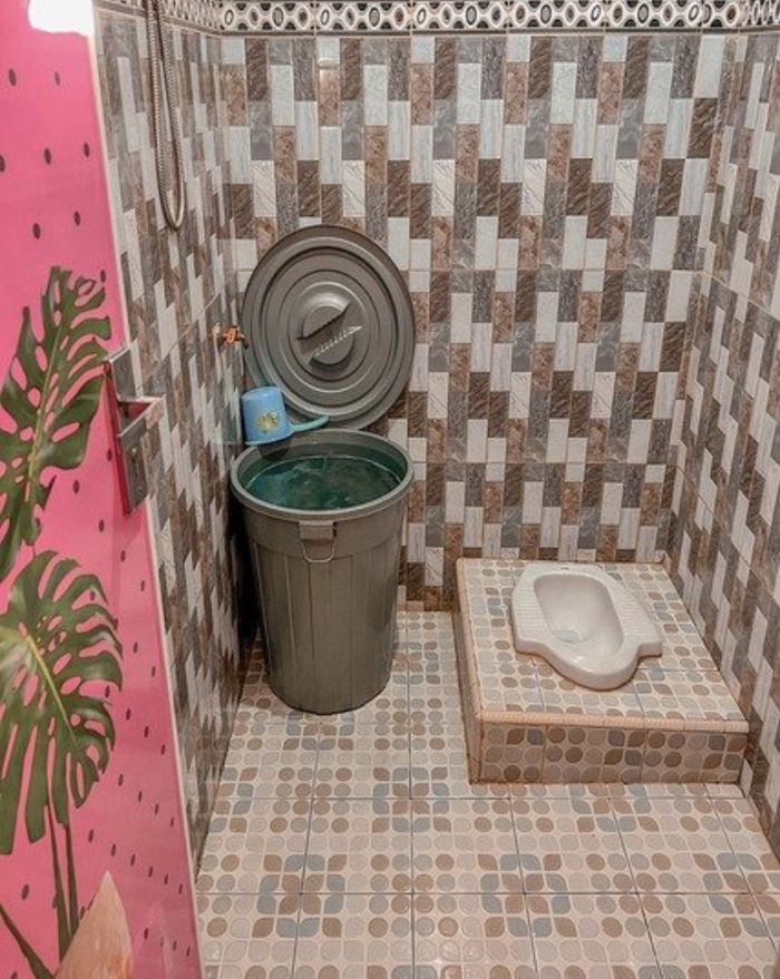 WC Jongkok Curi Perhatian, Ini Desain Kamar Mandi Sederhana Tapi Bersih ...