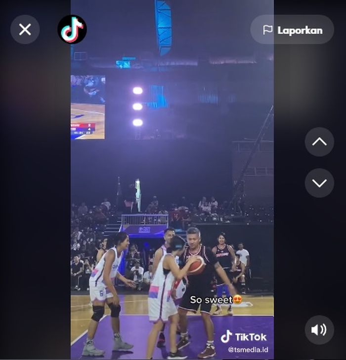 Aksi Gading Marten di lapangan basket yang memberikan bola cuma-cuma pada Gisella Anastasia 