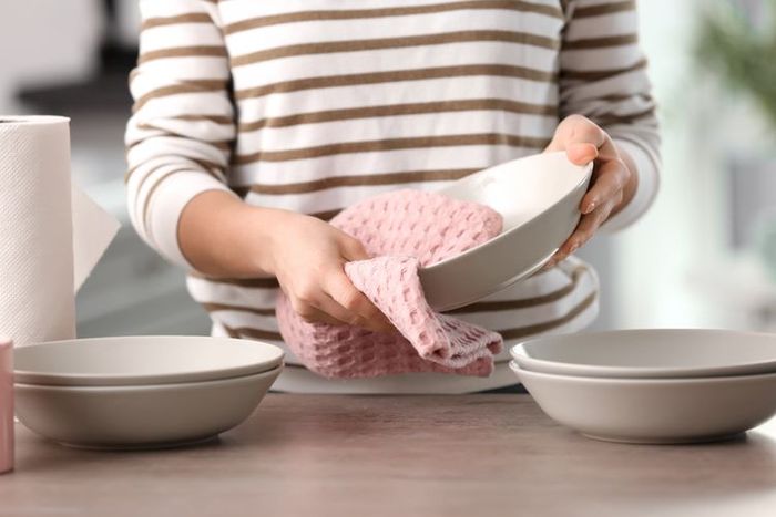 Berbahaya menyeka piring dengan kain, sebaiknya hanya menggunakan kain dapur yang bersih