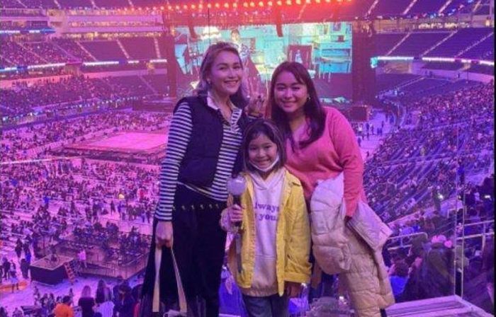 Ayu Ting Ting dan Bilqis menonton konser BTS.